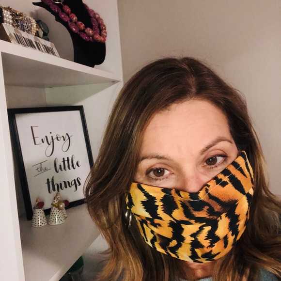 2 Face Masks w Nose Wire & Adjustable Ear Elastics - Picture 7 of 16